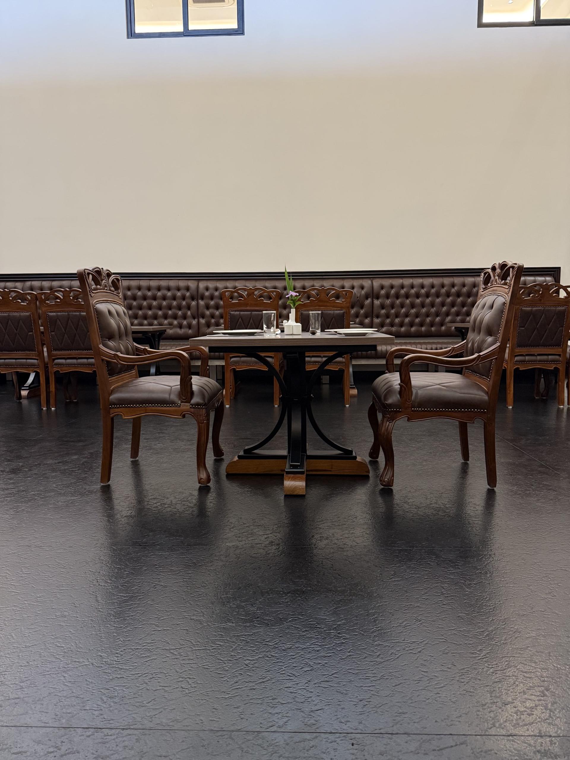 Restaurant with tufted banquette